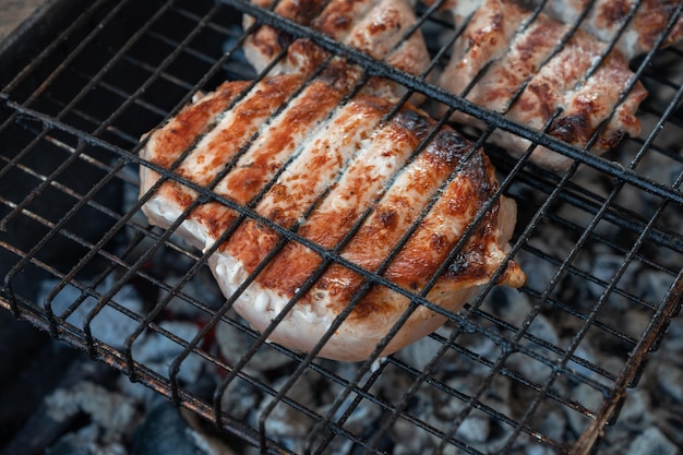 Asar carne de cerdo en el concepto de descanso de verano de rejilla de acero