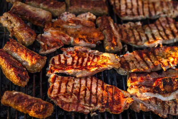 Asar chuletas de cerdo en la parrilla de la barbacoa en el jardín