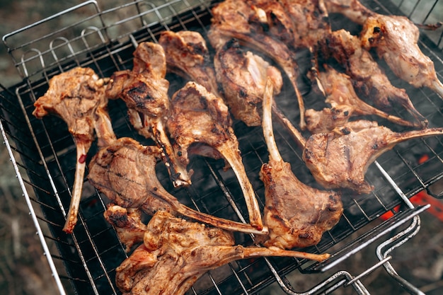 Asar un costillar de cordero en parrilla barbacoa