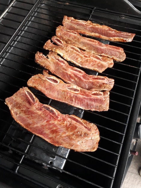 Asar costillas de ternera a la parrilla