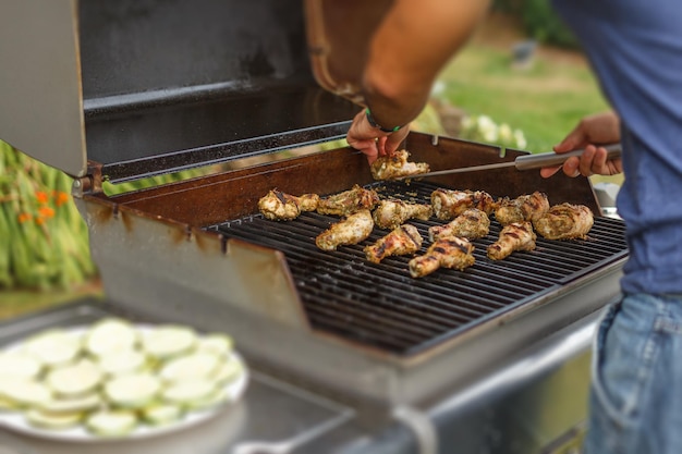 Asar a la parrilla en el fin de semana de verano