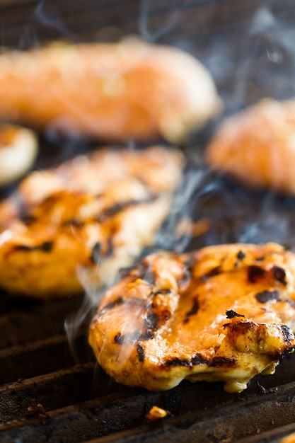 Asar pollo sazonado para fajitas de pollo.