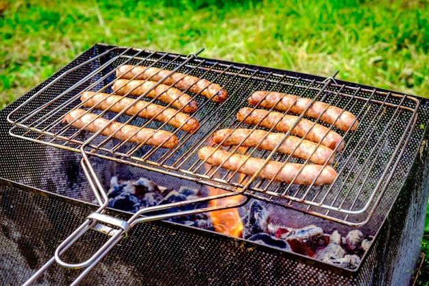 Asar salchichas en parrilla