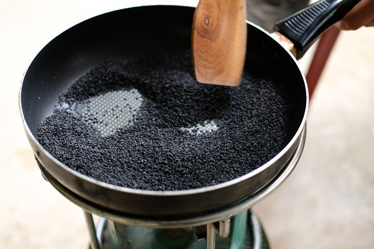 Foto asar tostar tostar cereal de sésamo negro