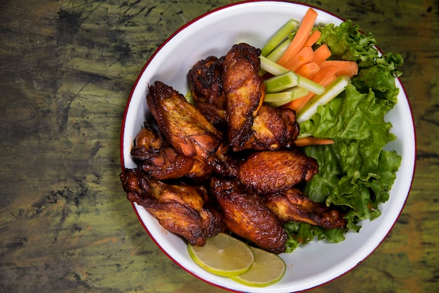 Asas de churrasco de frango com saladeira