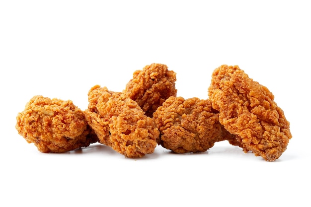 asas de frango com asas profundas isoladas em branco