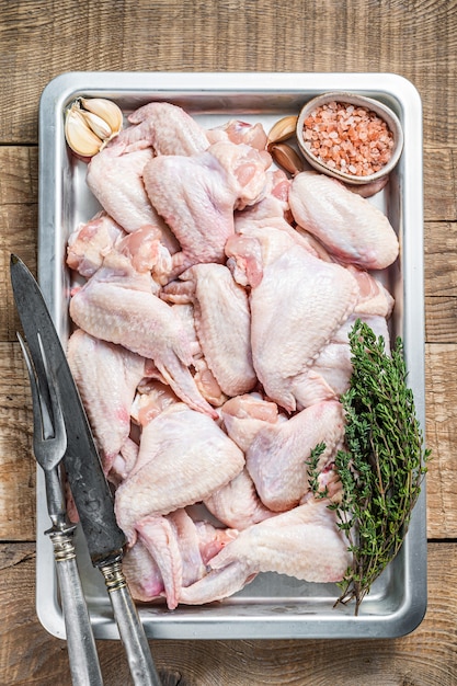 Asas de frango cru Carne de frango pronta para cozinhar com ervas