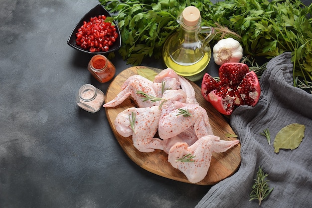 Asas de frango cru com ingredientes para cozinhar