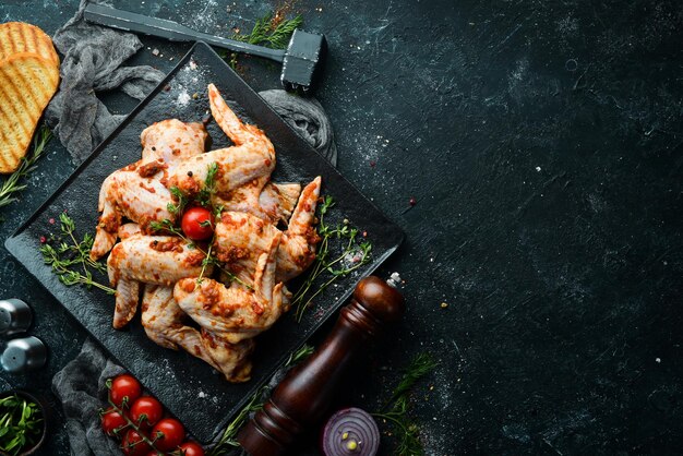 Asas de frango cru em molho de pimenta Churrasco Vista superior Espaço para texto grátis