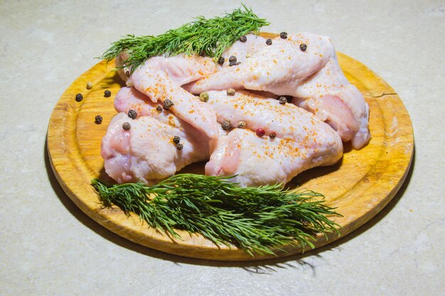 Asas de frango cru preparadas para cozinhar