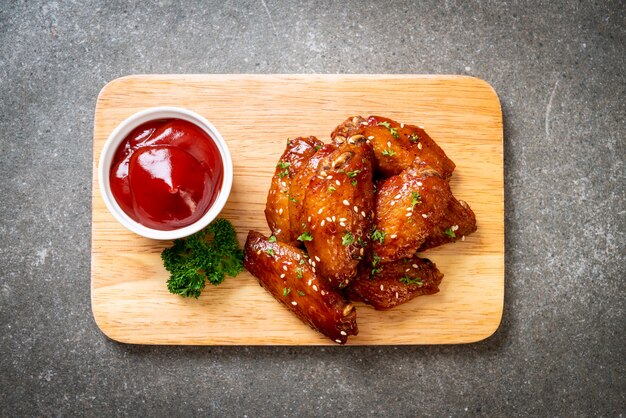 Asas de frango de churrasco com gergelim branco