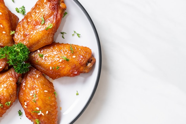 Foto asas de frango de churrasco com gergelim branco