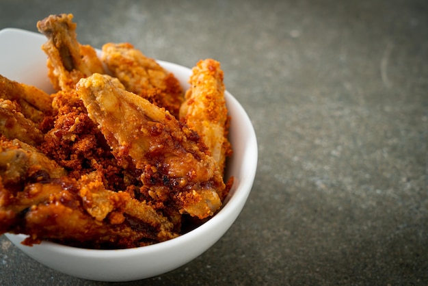 Asas de frango de churrasco frito em tigela branca