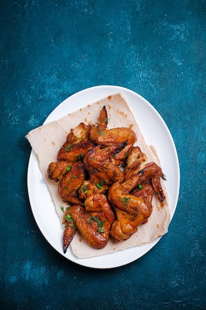 Foto asas de frango de churrasco na mesa vista superior frango frito closeup