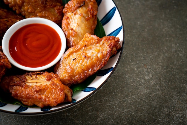 Asas de frango fritas crocantes com molho de peixe