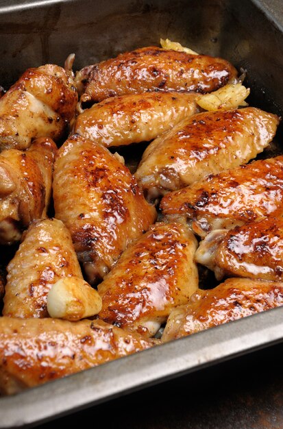 Foto asas de frango frito bem picante em um close up assado