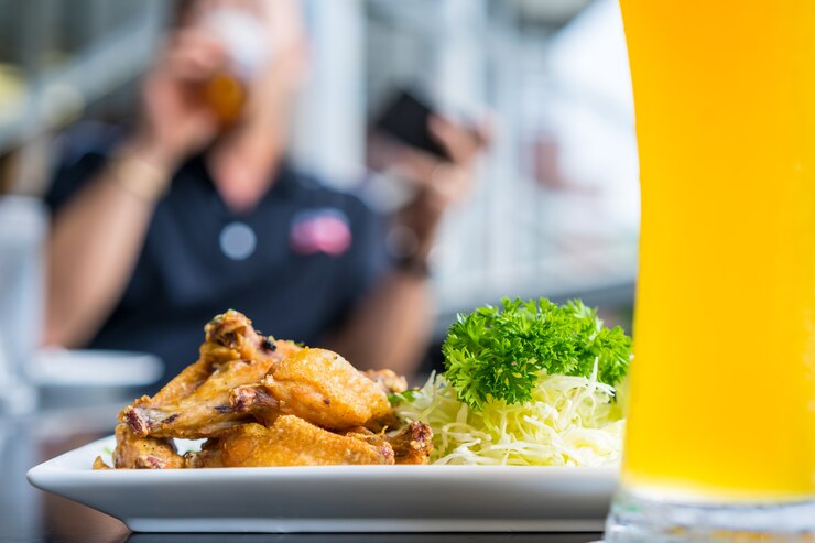 Foto asas de frango frito com molhos e legumes