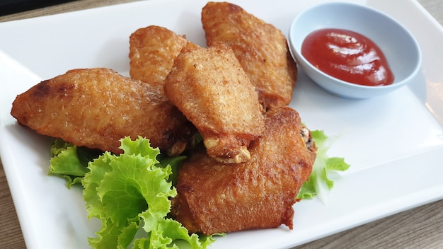 Foto asas de frango frito e molho de tomate