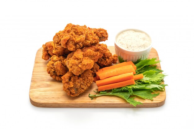 asas de frango frito picante com vegetais