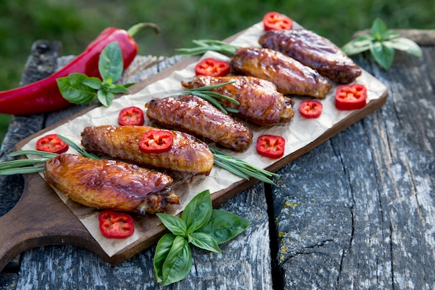 Asas de frango picante assadas no estilo asiático