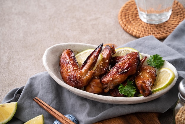 Asas de frango teriyaki com molho doce assado