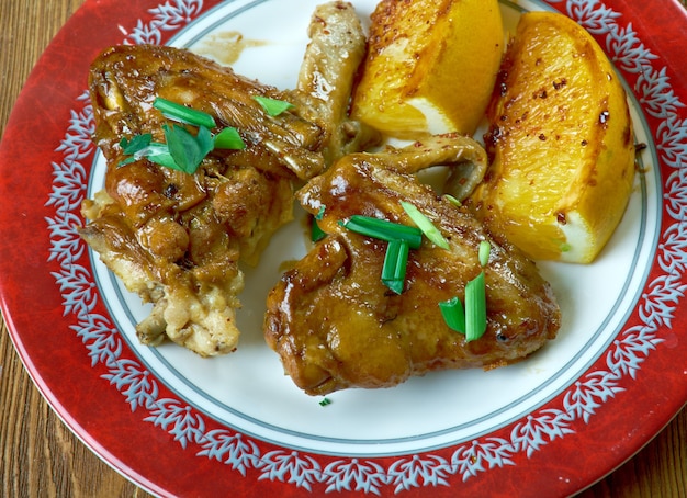 Asas de jerk pegajosas com laranjas açucaradas. Comida do Caribe