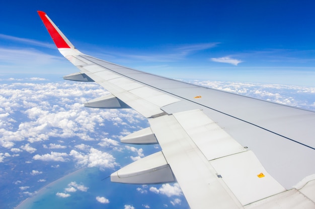 Asas do céu e nuvens brancas voando sobre phuket, tailândia