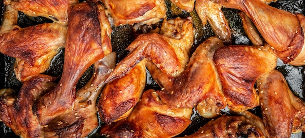 Asas e pernas de frango assado no forno