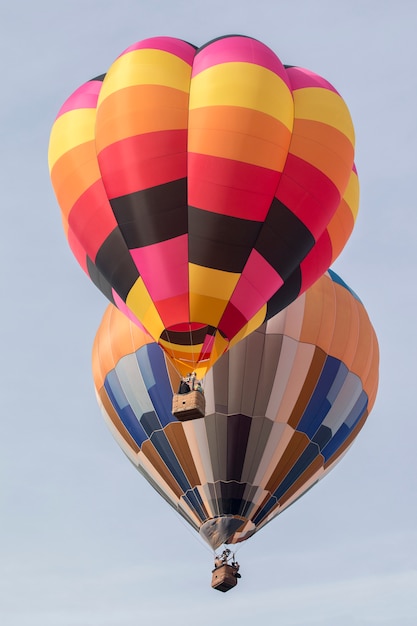 Ascensión del festival de globos aerostáticos.