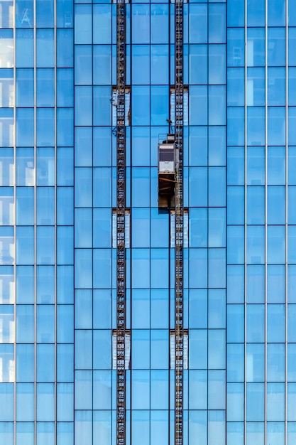 Ascensor al aire libre fuera del moderno edificio de oficinas fragmento de fachada de vidrio y acero