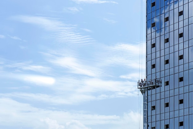 Ascensor para la construcción de los trabajadores llenos