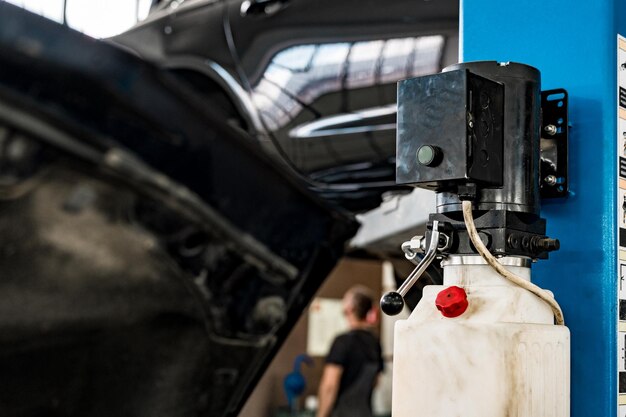 El ascensor eléctrico para automóviles en el servicio de reparación de automóviles