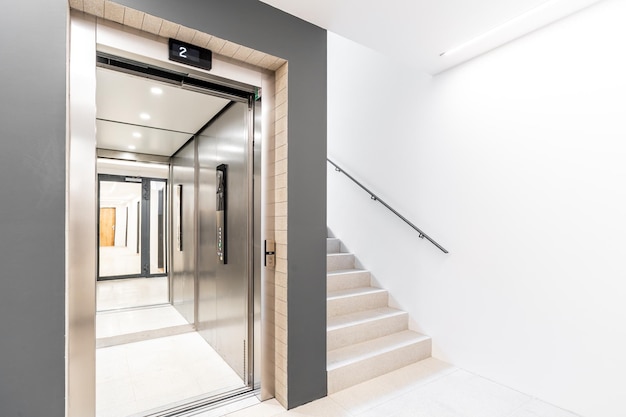 Foto ascensor y escalera en un edificio de apartamentos.