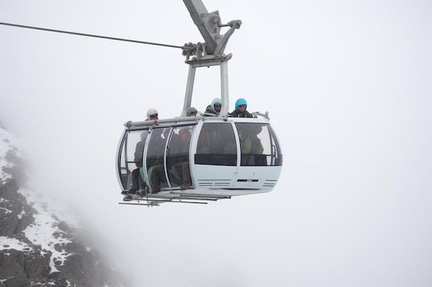 Foto un ascensor de esquí con gente en él y una persona en la parte superior