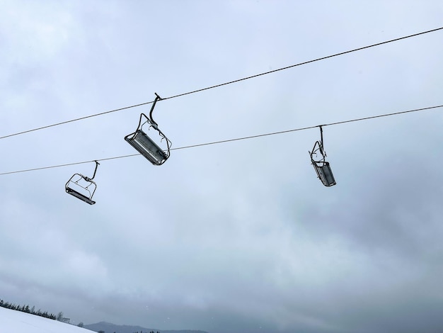 Foto ascensor de esquí vacío en invierno