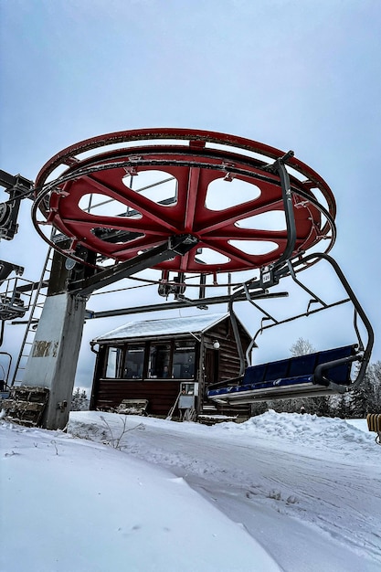 Foto ascensor de esquí vacío en las montañas