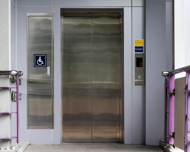 Ascensor para minusválidos en la estación de skytrain