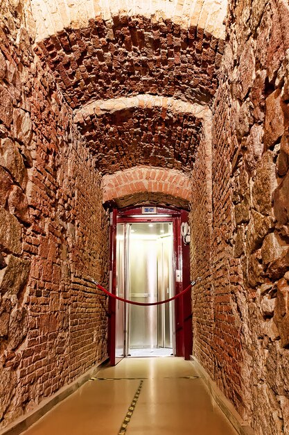 Ascensor sube a lo alto de la columna de Colón en Barcelona. España.