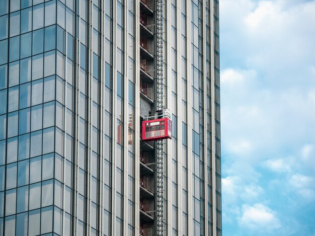 Ascensores elevadores a las obras de construcción de un rascacielos en construcción.