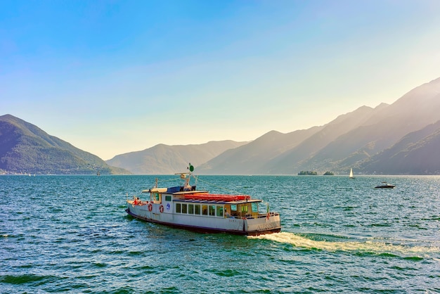 Ascona, Suiza - 23 de agosto de 2016: Ferry de pasajeros en el muelle del lujoso resort en Ascona en el lago Maggiore en el cantón de Ticino en Suiza.