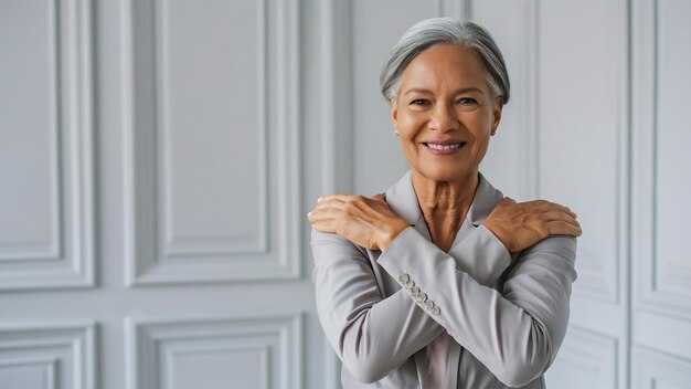 Foto asegurada, feliz y satisfecha mujer mayor con corte de pelo peinado gris brazos cruzados sobre el pecho como pr