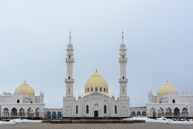 Asentamiento búlgaro. Mezquita musulmana blanca de los búlgaros en un nublado día de primavera en Bolgar, Tatarstán, Rusia.