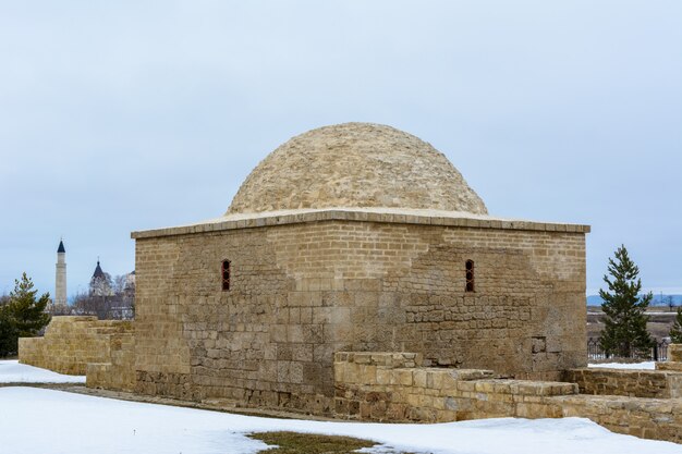 Asentamiento búlgaro. La tumba de piedra caliza de Khan en un día nublado de primavera en Bolgar, Tatarstán, Rusia.