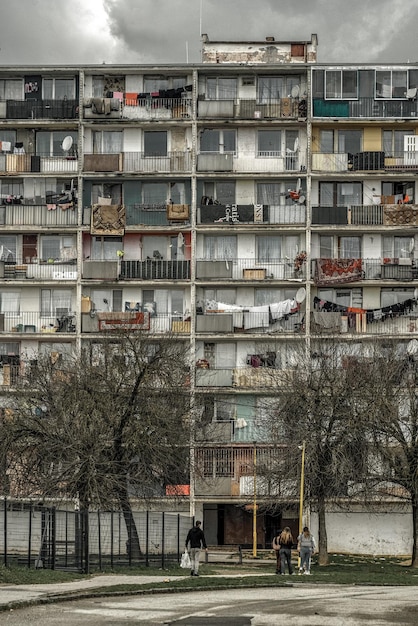 Asentamiento Lunik IX con bloque de pisos en ruinas con pueblo romaní en la ciudad de Kosice Eslovaquia