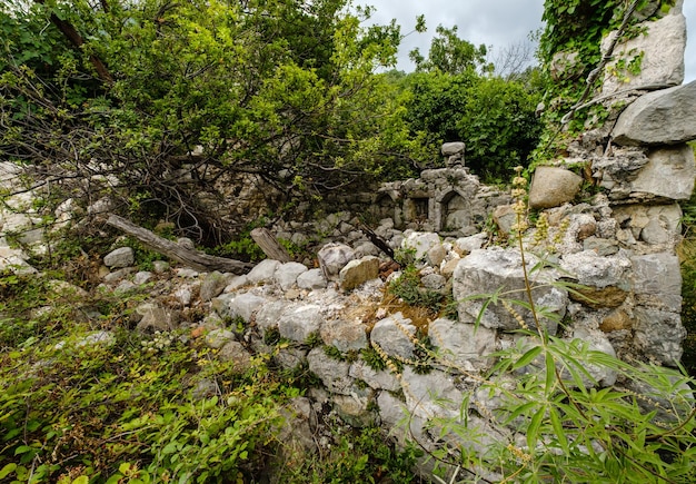 Asentamiento medieval destruido por el terremoto de 1979 Sutomore Montenegro