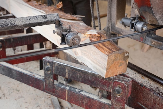 Aserrado de tablas de pino en la antigua industria maderera de equipos de aserradero