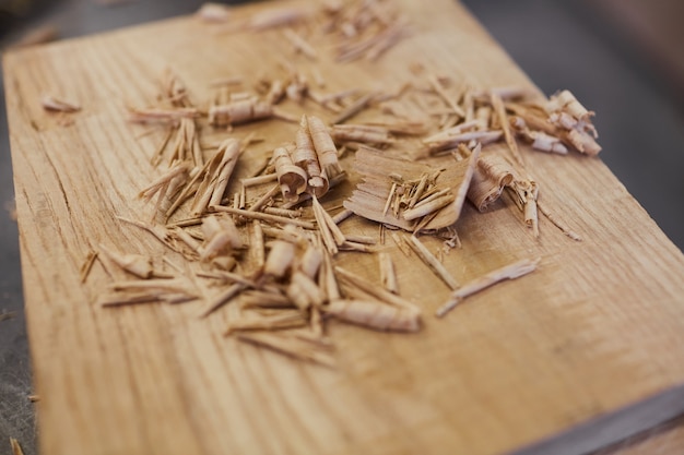 Aserrín de madera en el tablero