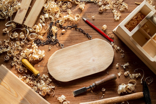 Foto aserrín de madera y tablones en taller