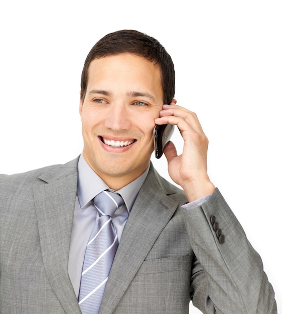 Asertivo ejecutivo masculino en el teléfono