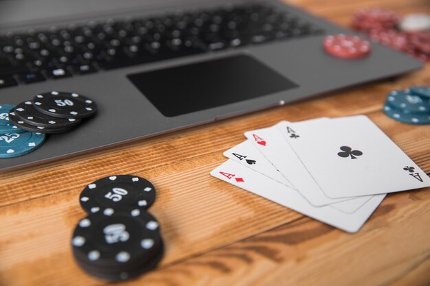 Ases com fichas de poker no teclado do computador